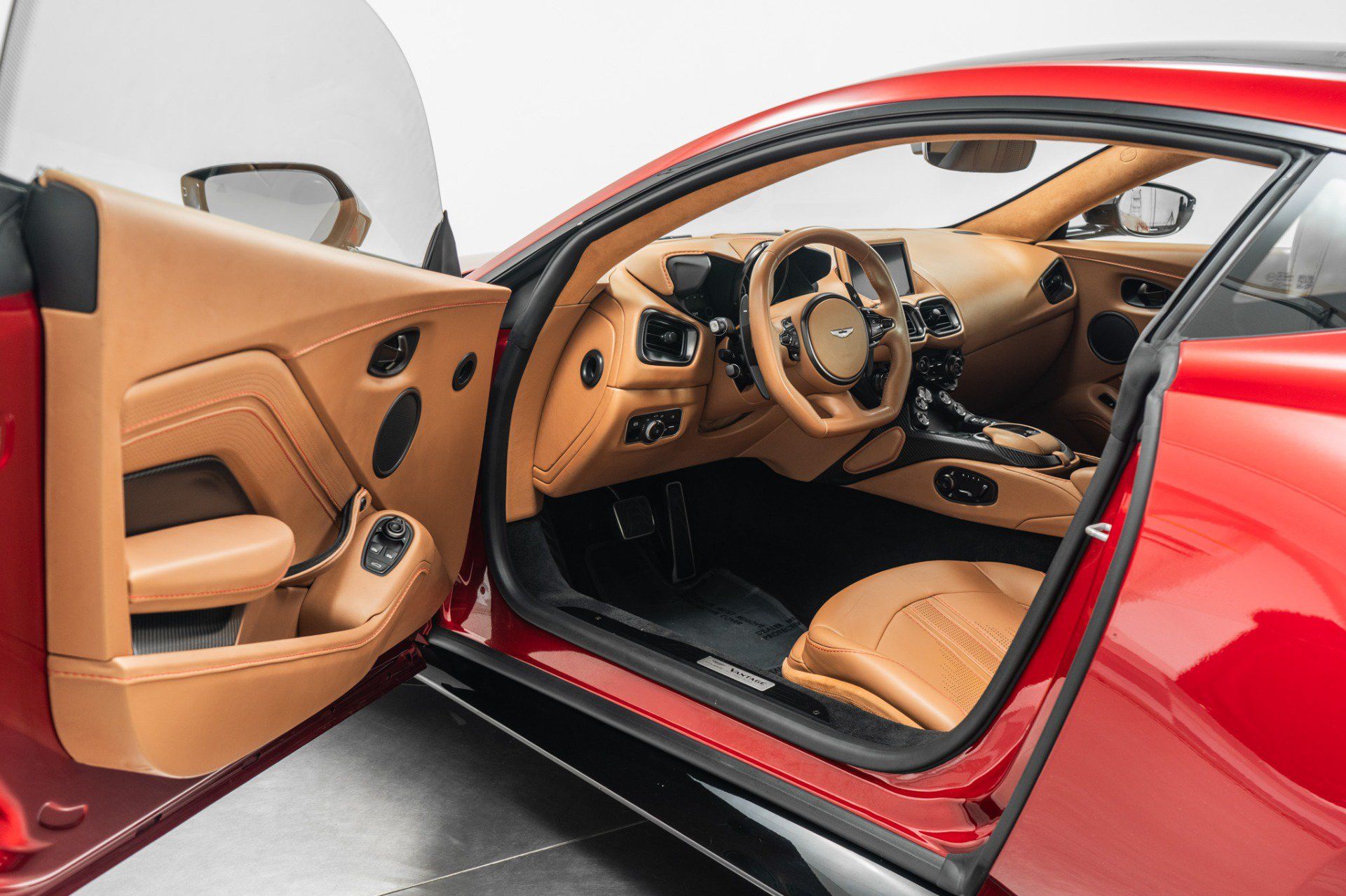 Used 2023 Aston Martin V8 Vantage Coupe RWD image 22