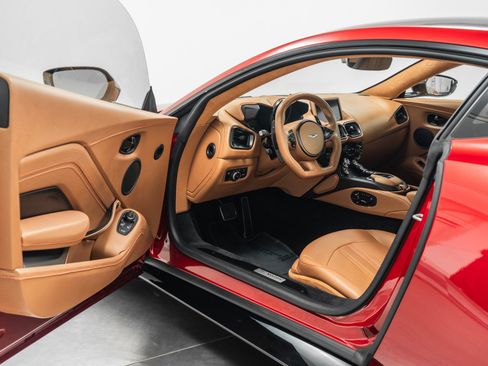 Used 2023 Aston Martin V8 Vantage Coupe RWD image 22