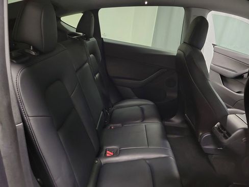 Used 2021 Tesla Model Y Long Range image 21