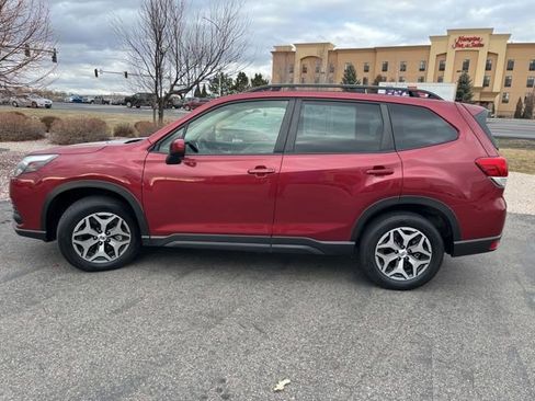 Used 2023 Subaru Forester Premium image 5