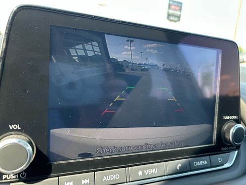 Used 2025 Nissan Rogue S AWD/4WD image 11