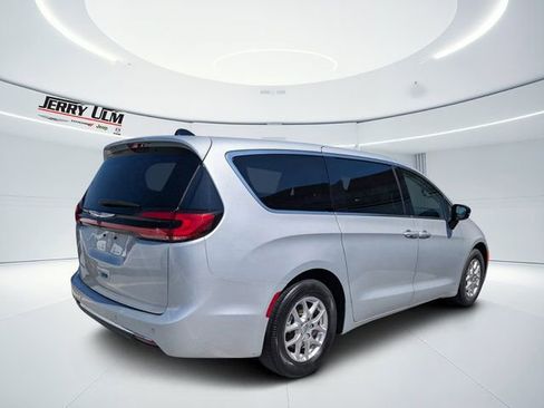 Used 2024 Chrysler Pacifica Touring-L image 3