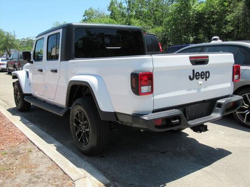Used 2022 Jeep Gladiator Sport AWD/4WD image 3