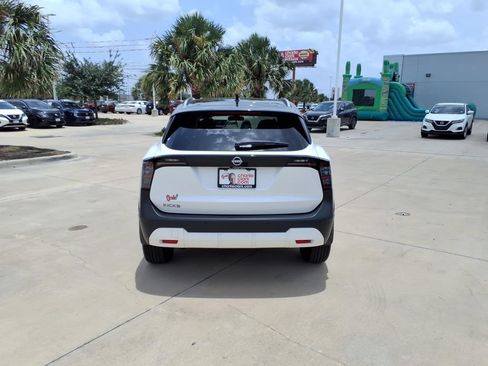 Used 2026 Nissan Kicks SV FWD image 4