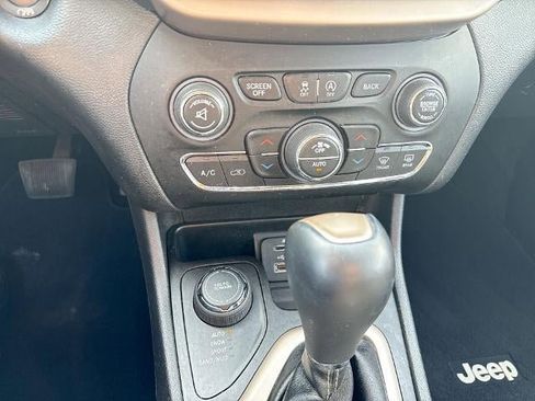 Used 2018 Jeep Cherokee Limited w/ Technology Group image 11