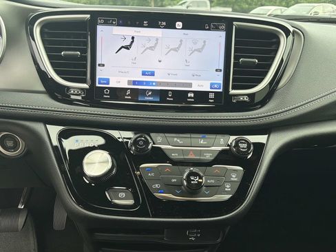 New 2027 Chrysler Pacifica Select AWD/4WD image 5