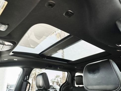 Used 2025 Chrysler Pacifica Limited image 21