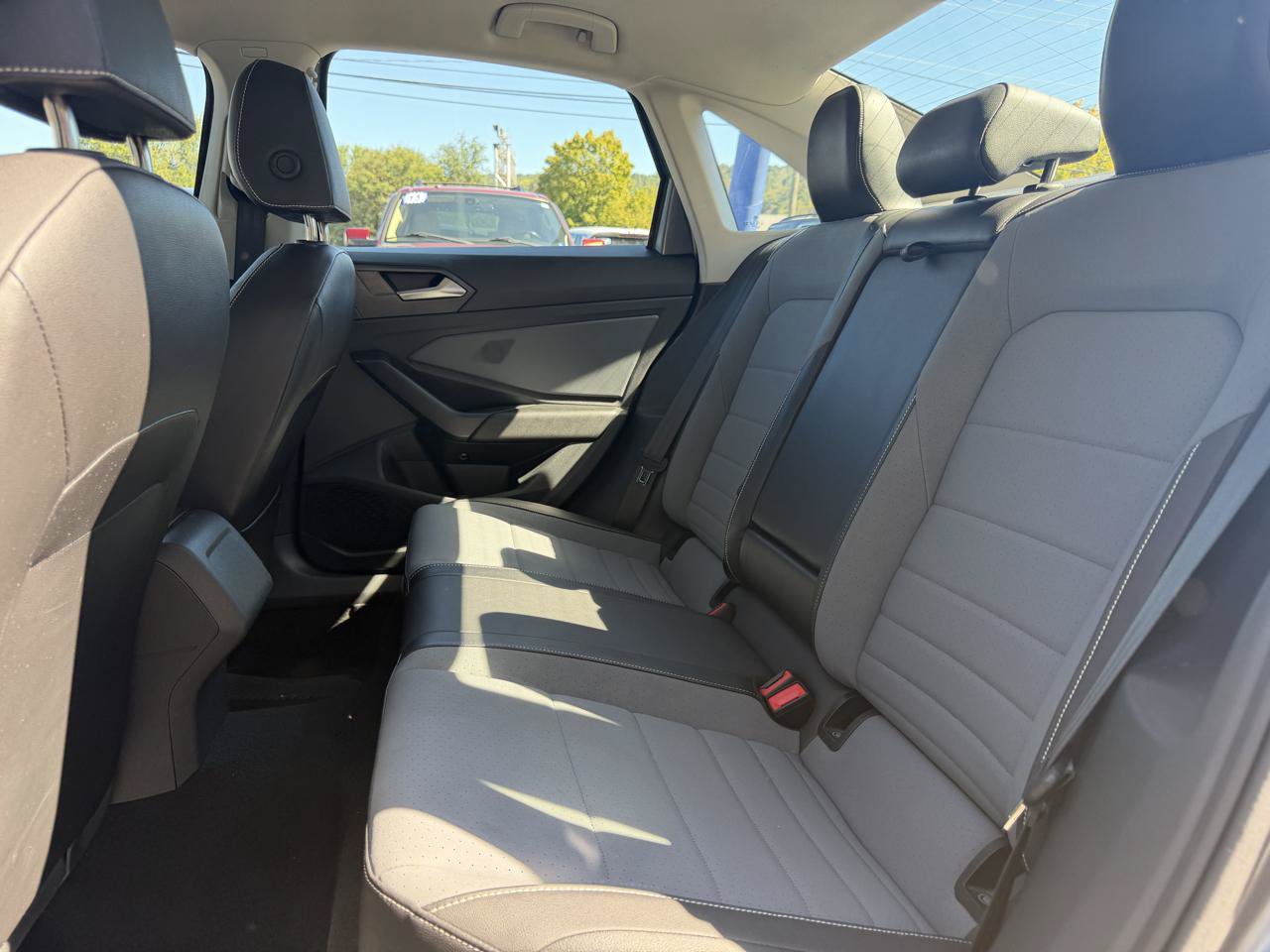 Used 2025 Volkswagen Jetta SE FWD image 19