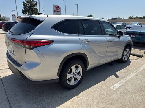 Used 2023 Toyota Highlander LE FWD image 4