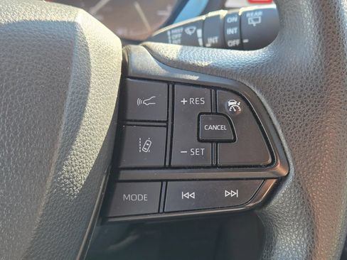Used 2025 Toyota Sienna LE FWD image 18