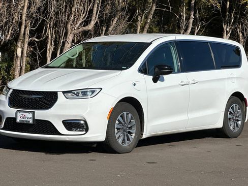 Used 2024 Chrysler Pacifica Select image 8