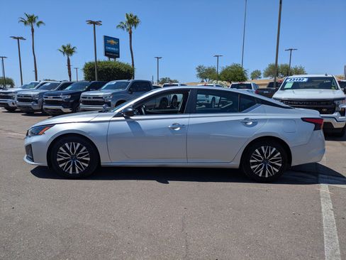 Used 2024 Nissan Altima 2.5 SV FWD image 2