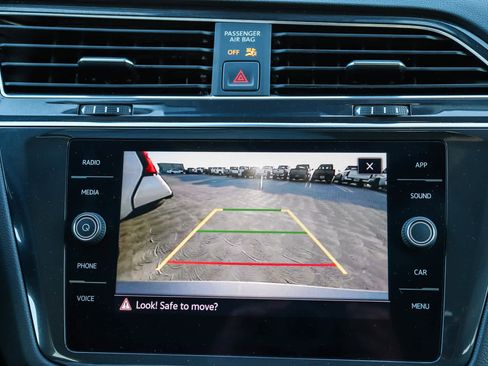 Used 2022 Volkswagen Tiguan SE w/ Panoramic Sunroof Package image 25