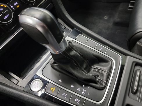 Used 2018 Volkswagen Golf R 4-Door image 26