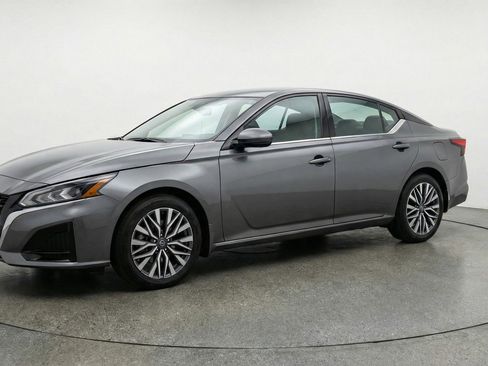 Used 2025 Nissan Altima 2.5 SV image 3