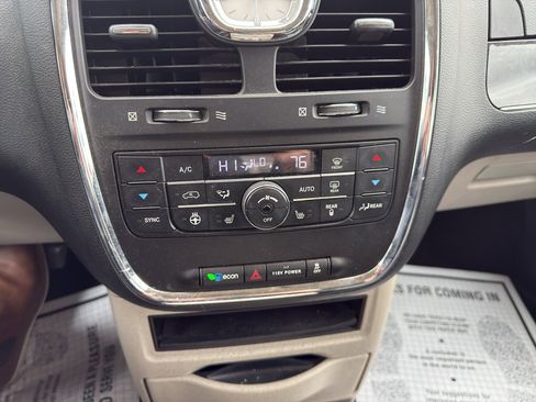 Used 2015 Chrysler Town & Country Touring-L w/ Driver Convenience Group image 16