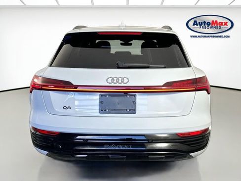 Used 2024 Audi Q8 e-tron Premium image 8