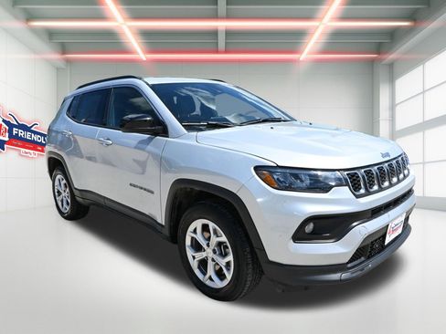 Used 2024 Jeep Compass Latitude AWD/4WD image 4