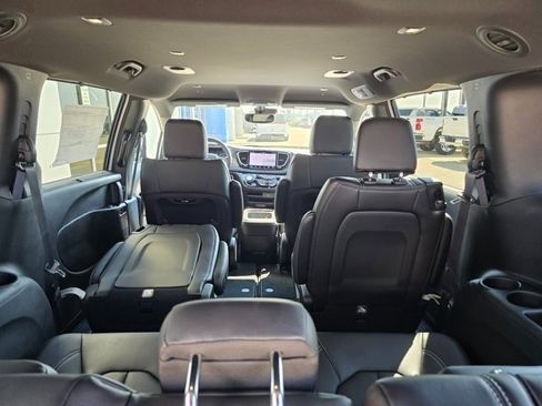 New 2026 Chrysler Pacifica Select image 6