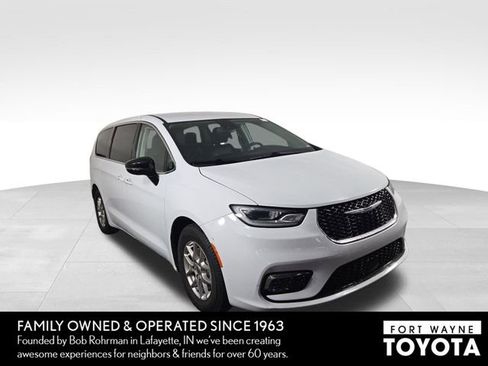 Used 2024 Chrysler Pacifica Touring-L FWD image 4