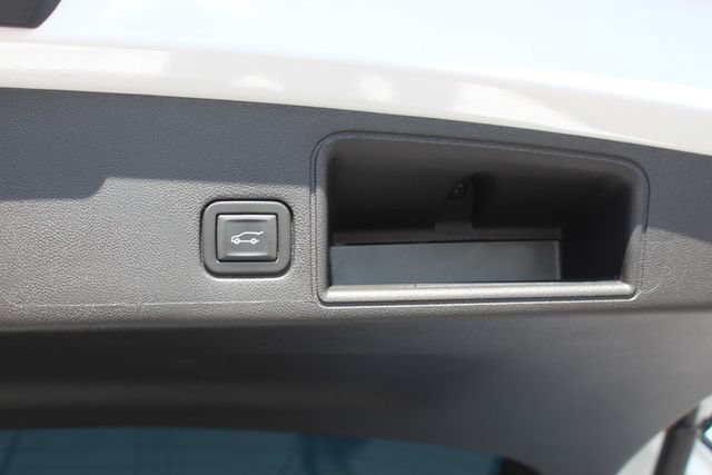 Used 2024 GMC Terrain SLT w/ Infotainment Package II FWD image 6