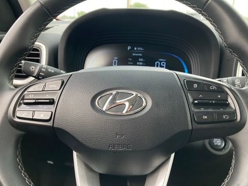 Used 2025 Hyundai Venue SEL image 18