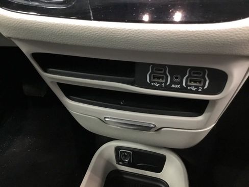 Used 2024 Chrysler Pacifica Touring-L AWD/4WD image 21