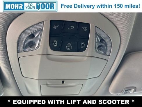 Used 2017 Chrysler Pacifica Touring-L image 18