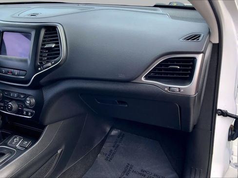 Used 2021 Jeep Cherokee Latitude Plus FWD image 17