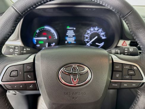 Used 2022 Toyota Sienna XLE image 16