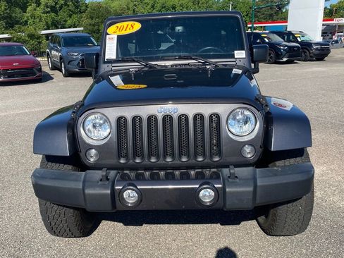 Used 2018 Jeep Wrangler Unlimited Sahara w/ Dual Top Group AWD/4WD image 17