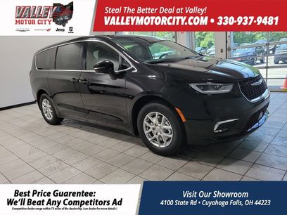 New 2025 Chrysler Pacifica Select