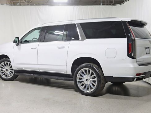 Used 2023 Cadillac Escalade ESV Premium Luxury image 9