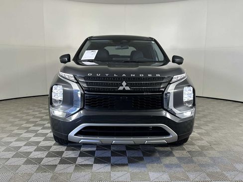 Used 2024 Mitsubishi Outlander SE image 3