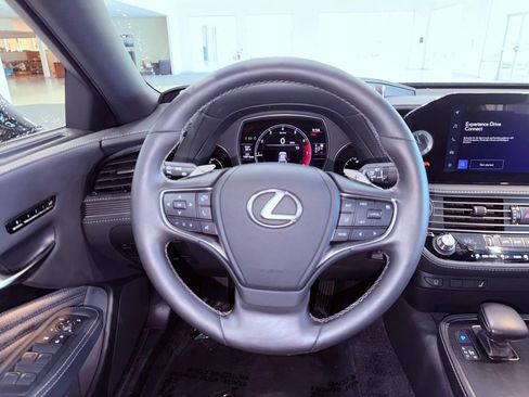 Used 2023 Lexus LS 500 w/ Accessory Package (Z2) image 17