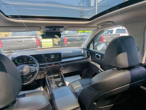 Used 2025 Kia Sorento EX w/ Panoramic Sunroof Package FWD image 12