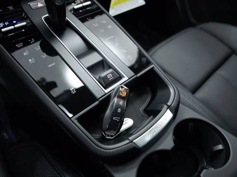 Certified 2026 Porsche Macan AWD/4WD image 31