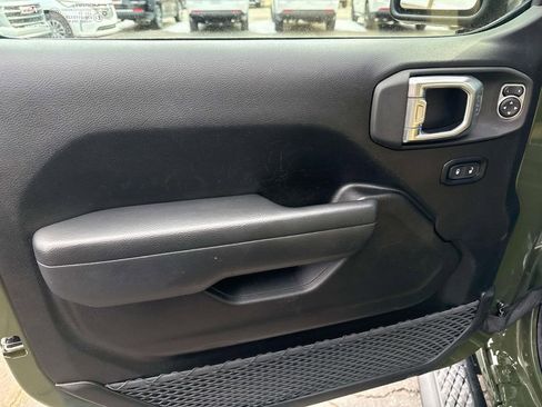 Used 2022 Jeep Gladiator Sport image 13