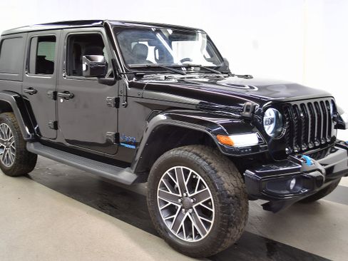 Used 2022 Jeep Wrangler Unlimited Sahara image 2