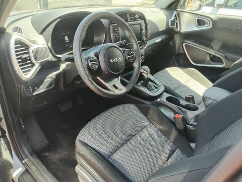 Certified 2025 Kia Soul LX w/ LX Technology Package FWD image 3