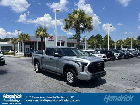 Used 2022 Toyota Tundra SR5 w/ SR5 Convenience Package AWD/4WD image 1
