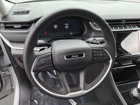 Used 2023 Jeep Grand Cherokee Laredo X AWD/4WD image 16