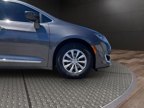 Used 2018 Chrysler Pacifica Touring-L FWD image 22