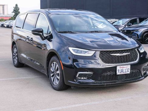 Used 2023 Chrysler Pacifica Touring-L FWD image 3