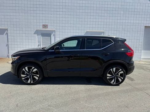 Used 2025 Volvo XC40 B5 Plus AWD/4WD image 3