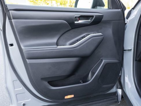 Certified 2025 Toyota Highlander XSE image 25