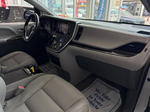 Used 2016 Toyota Sienna XLE FWD image 32