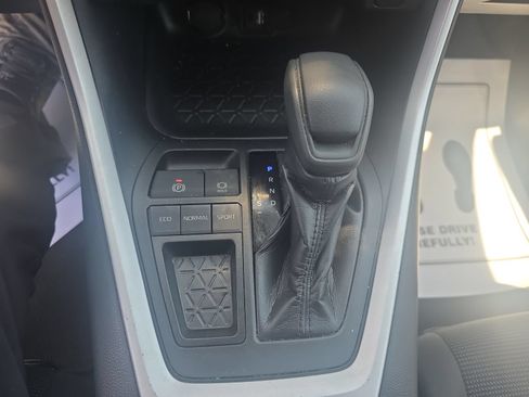 Used 2019 Toyota RAV4 LE FWD image 22