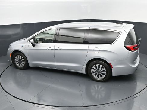 Used 2023 Chrysler Pacifica Touring-L FWD image 29