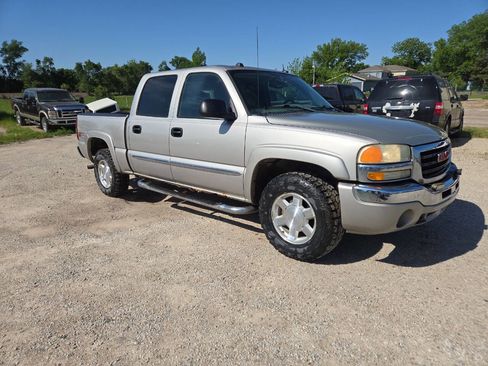 Used 2004 GMC Sierra 1500 SLT w/ Off-Road Package AWD/4WD image 1